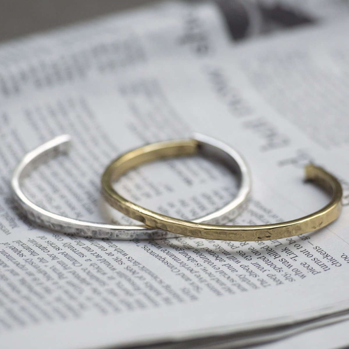 Jonc fin martelé Épilogue – Bijou ajustable en laiton doré ou argenté, design intemporel pour femmes modernes, fabriqué à Paris