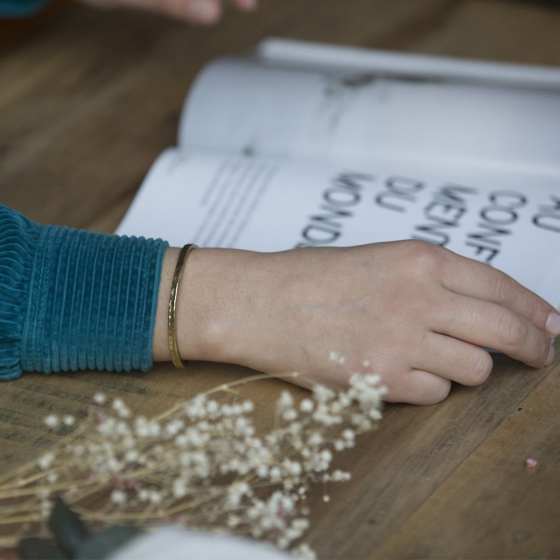 Jonc fin martelé Épilogue – Bijou ajustable en laiton doré ou argenté, design intemporel pour femmes modernes, fabriqué à Paris