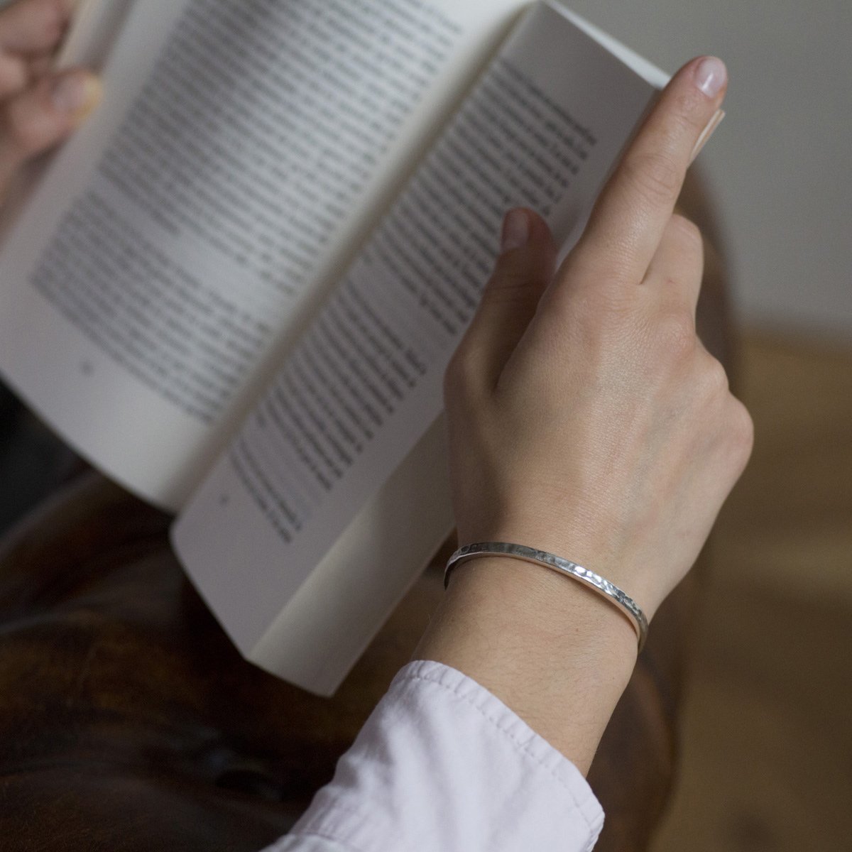 Jonc fin martelé Épilogue – Bijou ajustable en laiton doré ou argenté, design intemporel pour femmes modernes, fabriqué à Paris