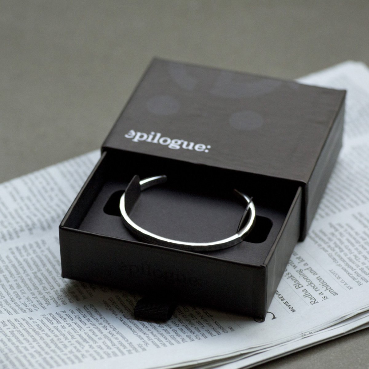 Jonc fin martelé Épilogue – Bijou ajustable en laiton doré ou argenté, design intemporel pour femmes modernes, fabriqué à Paris