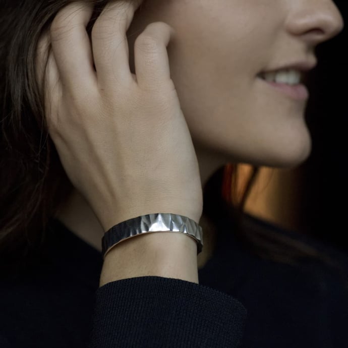 Jonc large martelé Épilogue – Bijou en laiton doré/plaque, design sophistiqué et finition artisanale, fabriqué en Europe