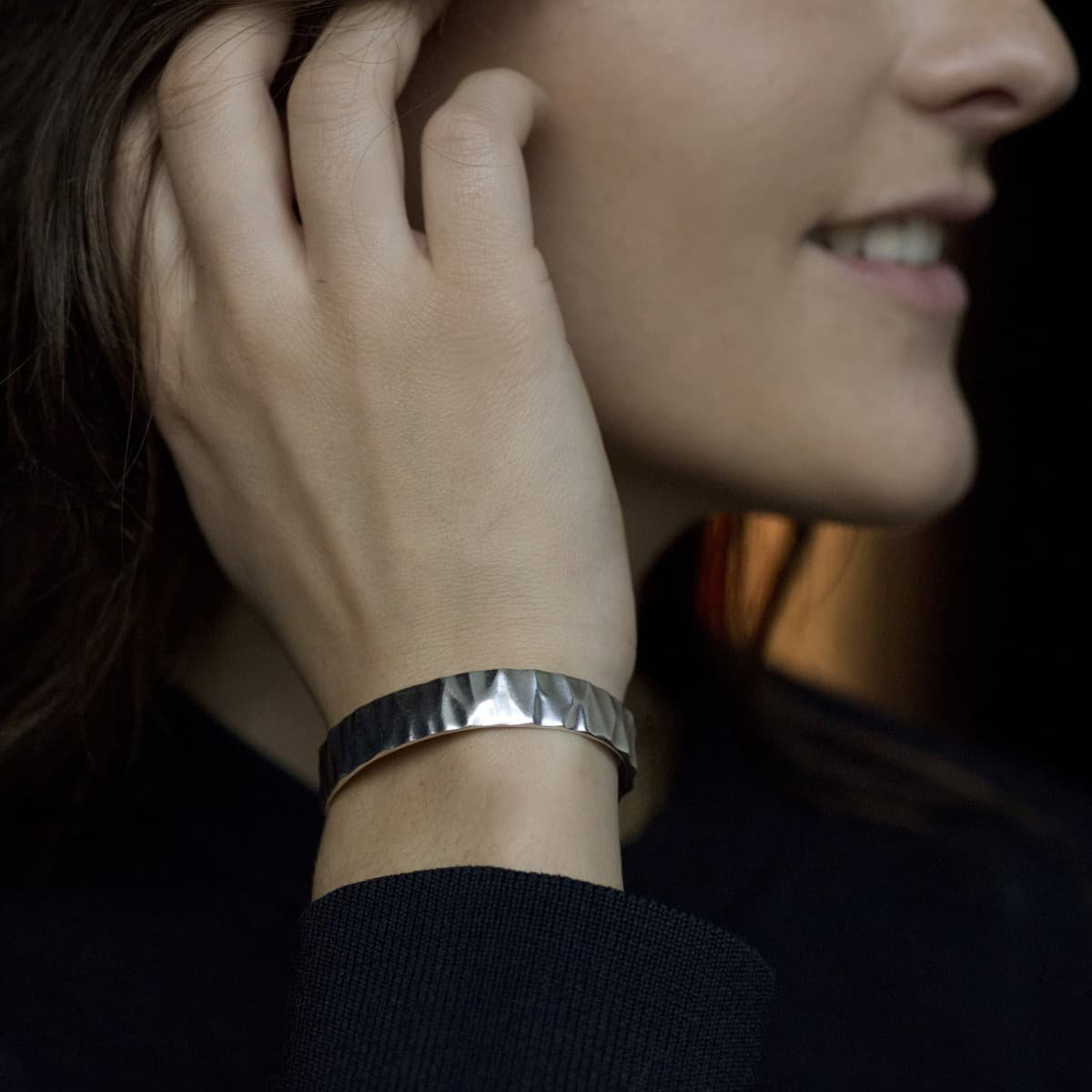 Jonc large martelé Épilogue – Bijou en laiton doré/plaque, design sophistiqué et finition artisanale, fabriqué en Europe