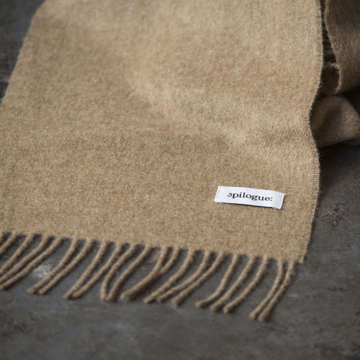 Écharpe en laine – Épilogue, écharpe unie en laine vierge 25x190 cm, intemporelle et élégante, fabriquée en Europe, style chic