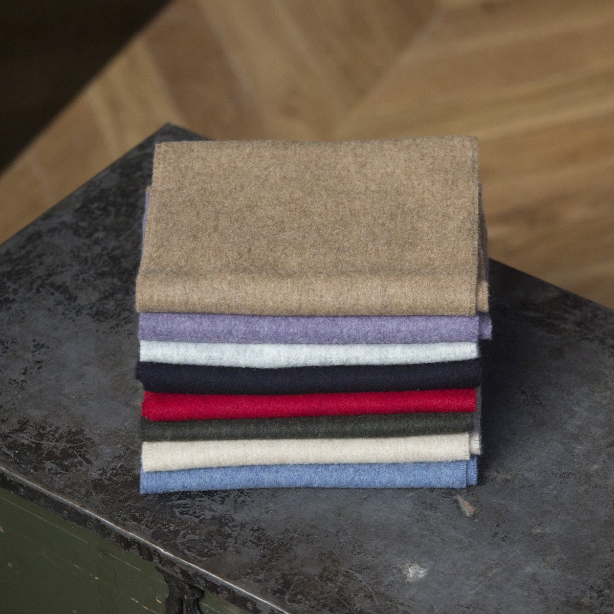 Écharpe en laine – Épilogue, écharpe unie en laine vierge 25x190 cm, intemporelle et élégante, fabriquée en Europe, style chic