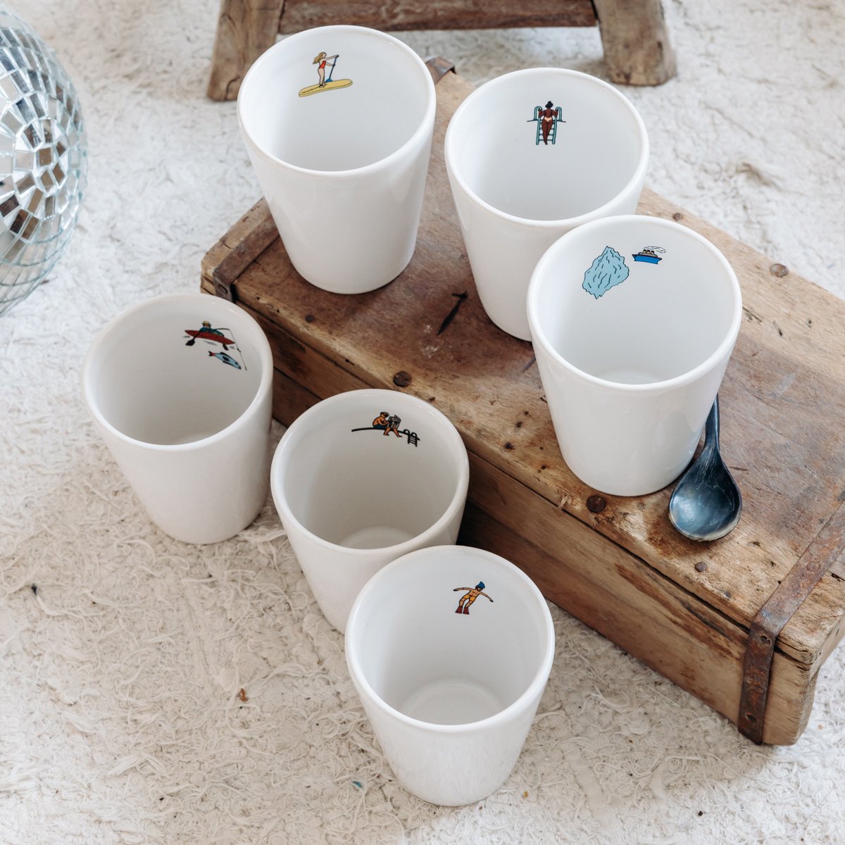 Mugs animés Okuri – Tasse sans anse en faïence, design espiègle avec illustrations vivantes, micro-ondes et lave-vaisselle
