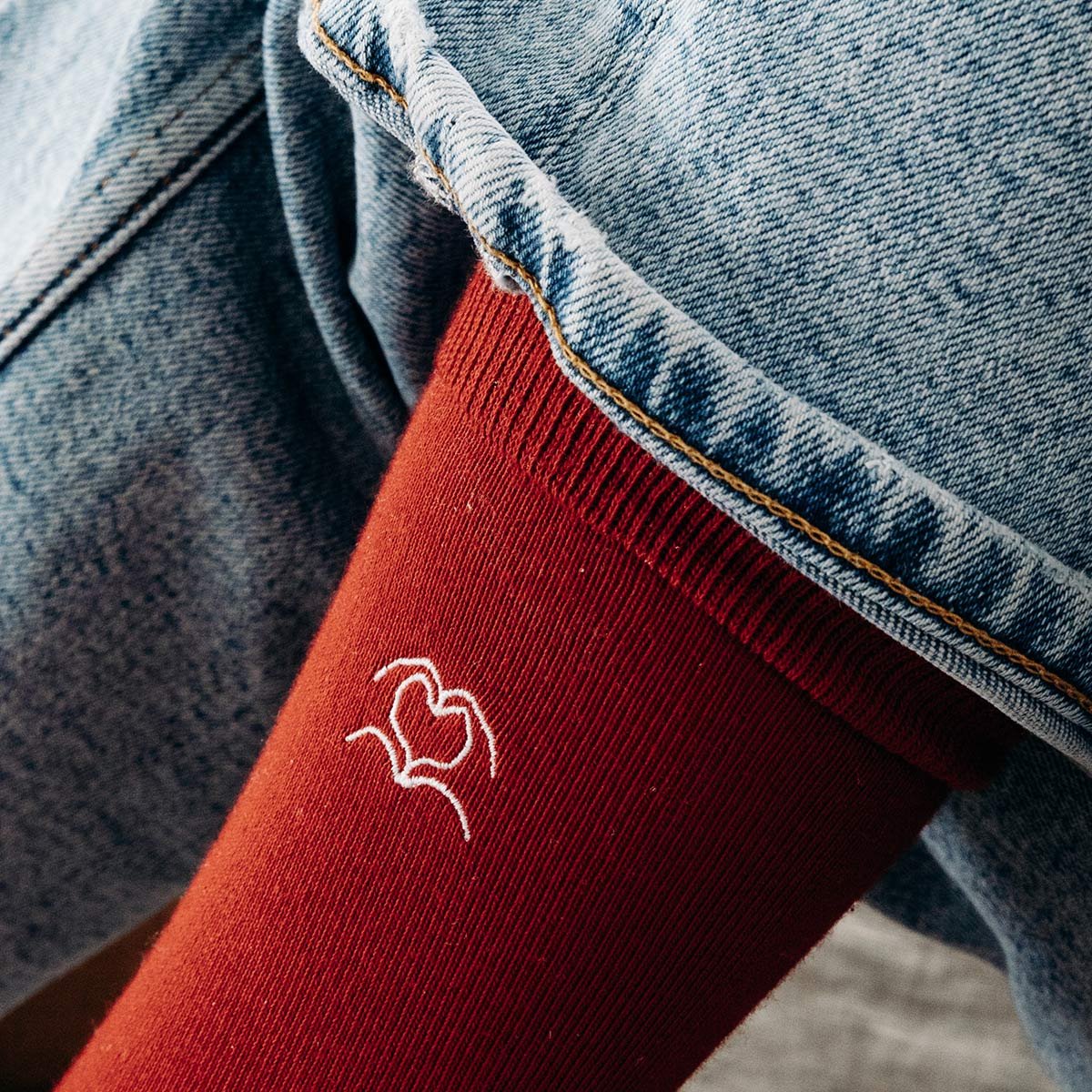 Chaussettes Love Socks Homme – Okuri, duo de chaussettes brodées à message d’amour, confort premium, certifiées Oeko-Tex, made i