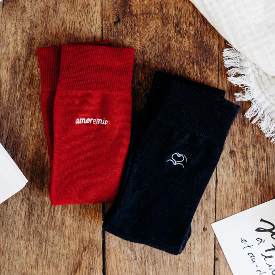 Chaussettes Love Socks Homme – Okuri, duo de chaussettes brodées à message d’amour, confort premium, certifiées Oeko-Tex, made i