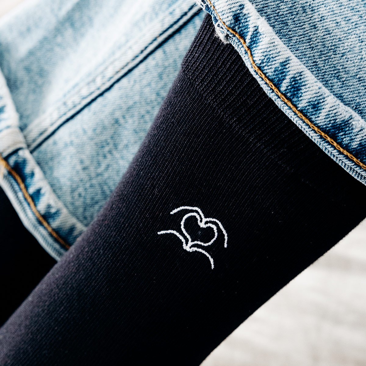 Chaussettes Love Socks Homme – Okuri, duo de chaussettes brodées à message d’amour, confort premium, certifiées Oeko-Tex, made i