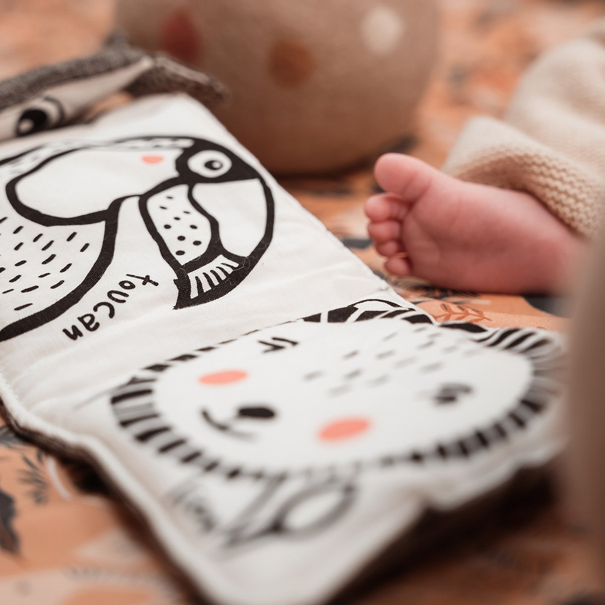 Livre d'Éveil Noir & Blanc Wee Gallery - Accordéon en Tissu Bio | Stimule la Vision Bébé - Jouet Sensoriel