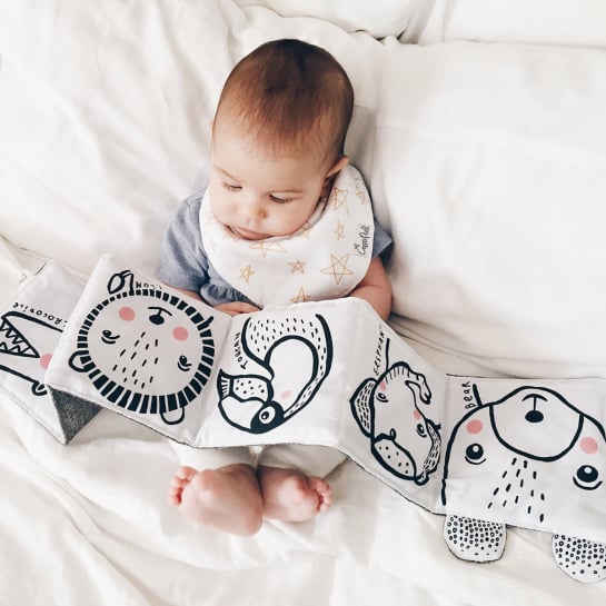 Livre d'Éveil Noir & Blanc Wee Gallery - Accordéon en Tissu Bio | Stimule la Vision Bébé - Jouet Sensoriel