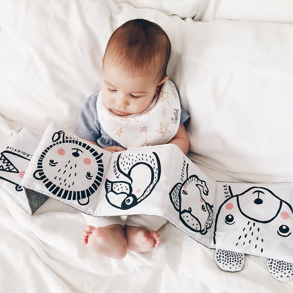 Livre d'Éveil Noir & Blanc Wee Gallery - Accordéon en Tissu Bio | Stimule la Vision Bébé - Jouet Sensoriel