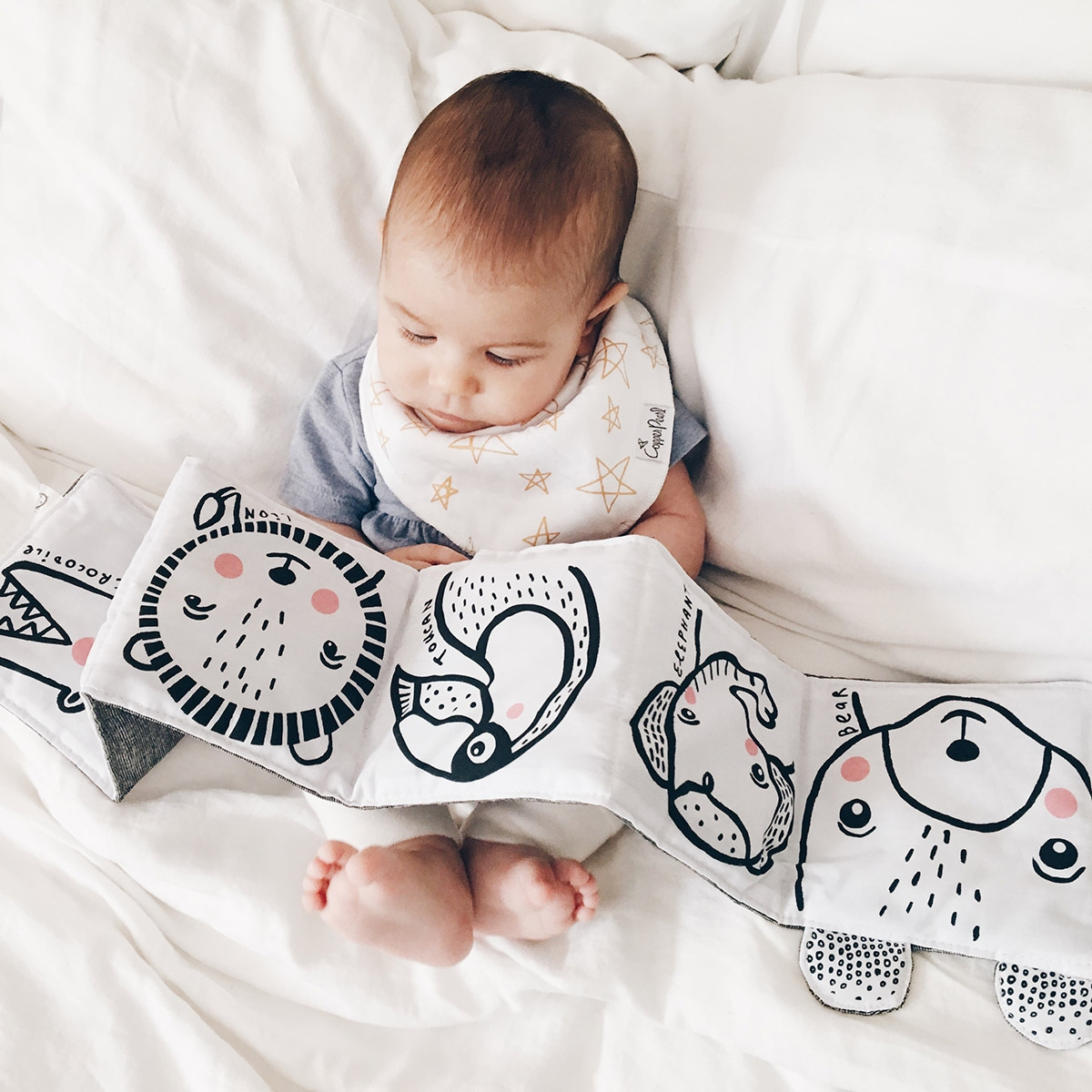 Livre d'Éveil & Wee Gallery - Accordéon en Tissu Bio  Stimule la Vision Bébé - Jouet Sensoriel - Blanc - Blanc (Wee Gallery) - Image 2