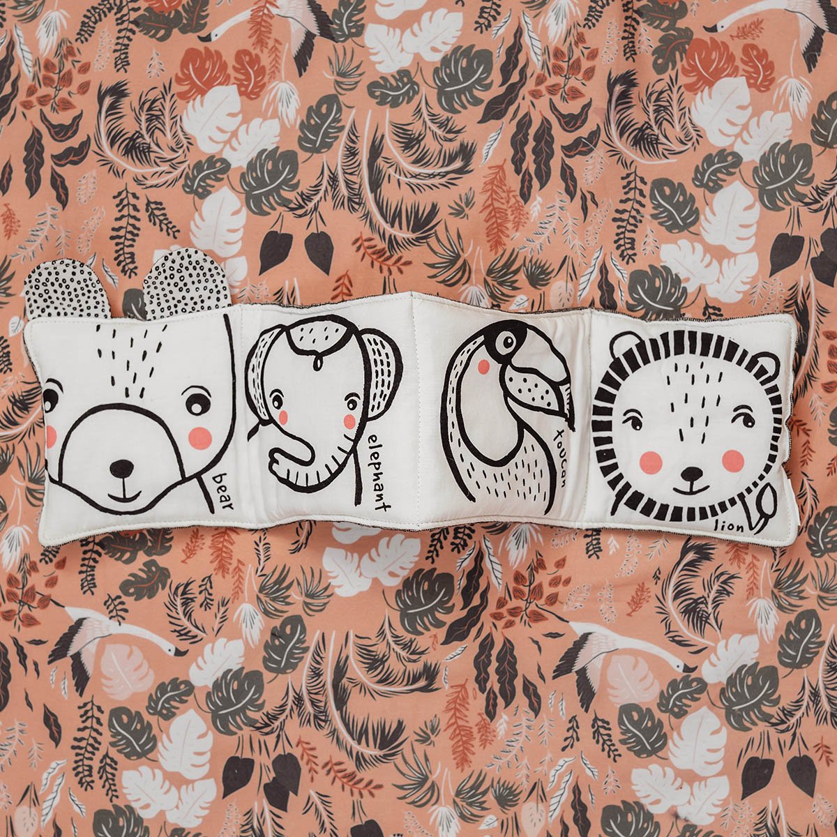 Livre d'Éveil Noir & Blanc Wee Gallery - Accordéon en Tissu Bio | Stimule la Vision Bébé - Jouet Sensoriel