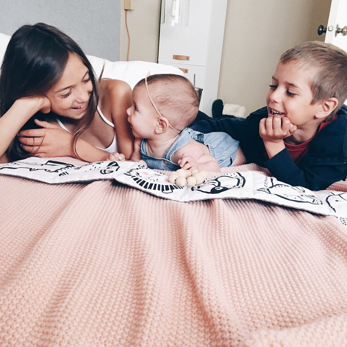 Livre d'Éveil & Wee Gallery - Accordéon en Tissu Bio  Stimule la Vision Bébé - Jouet Sensoriel - Blanc - Blanc (Wee Gallery) - Image 5