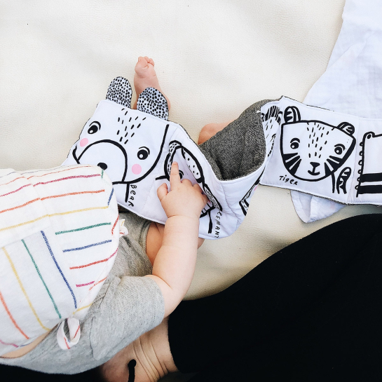 Livre d'Éveil Noir & Blanc Wee Gallery - Accordéon en Tissu Bio | Stimule la Vision Bébé - Jouet Sensoriel