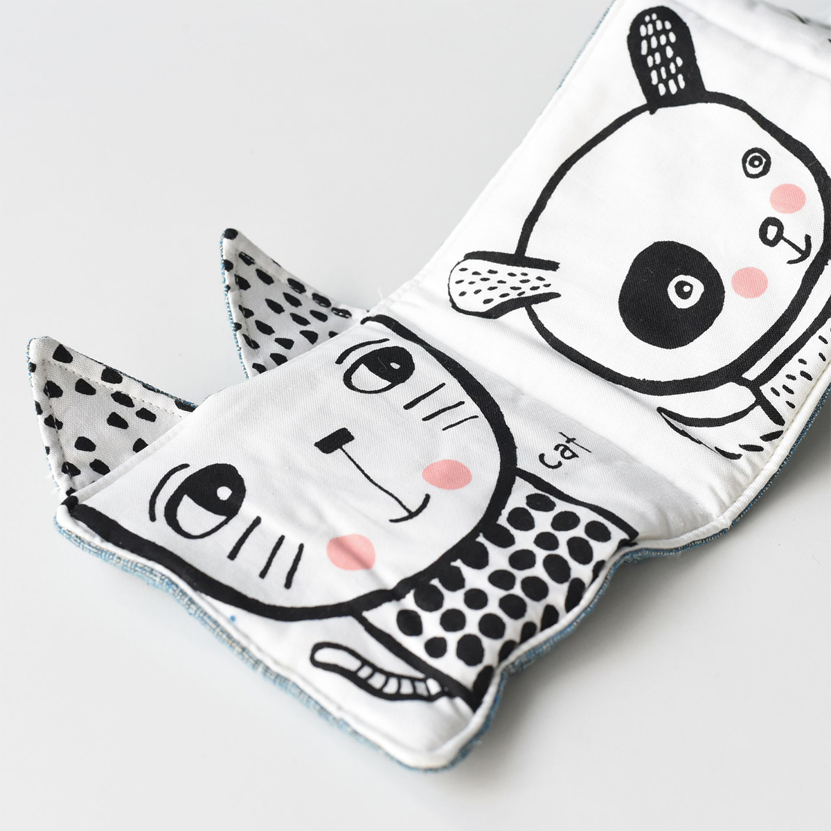 Livre d'Éveil & Wee Gallery - Accordéon en Tissu Bio  Stimule la Vision Bébé - Jouet Sensoriel - Blanc - Blanc (Wee Gallery) - Image 9