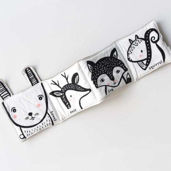 Livre d'Éveil Noir & Blanc Wee Gallery - Accordéon en Tissu Bio | Stimule la Vision Bébé - Jouet Sensoriel