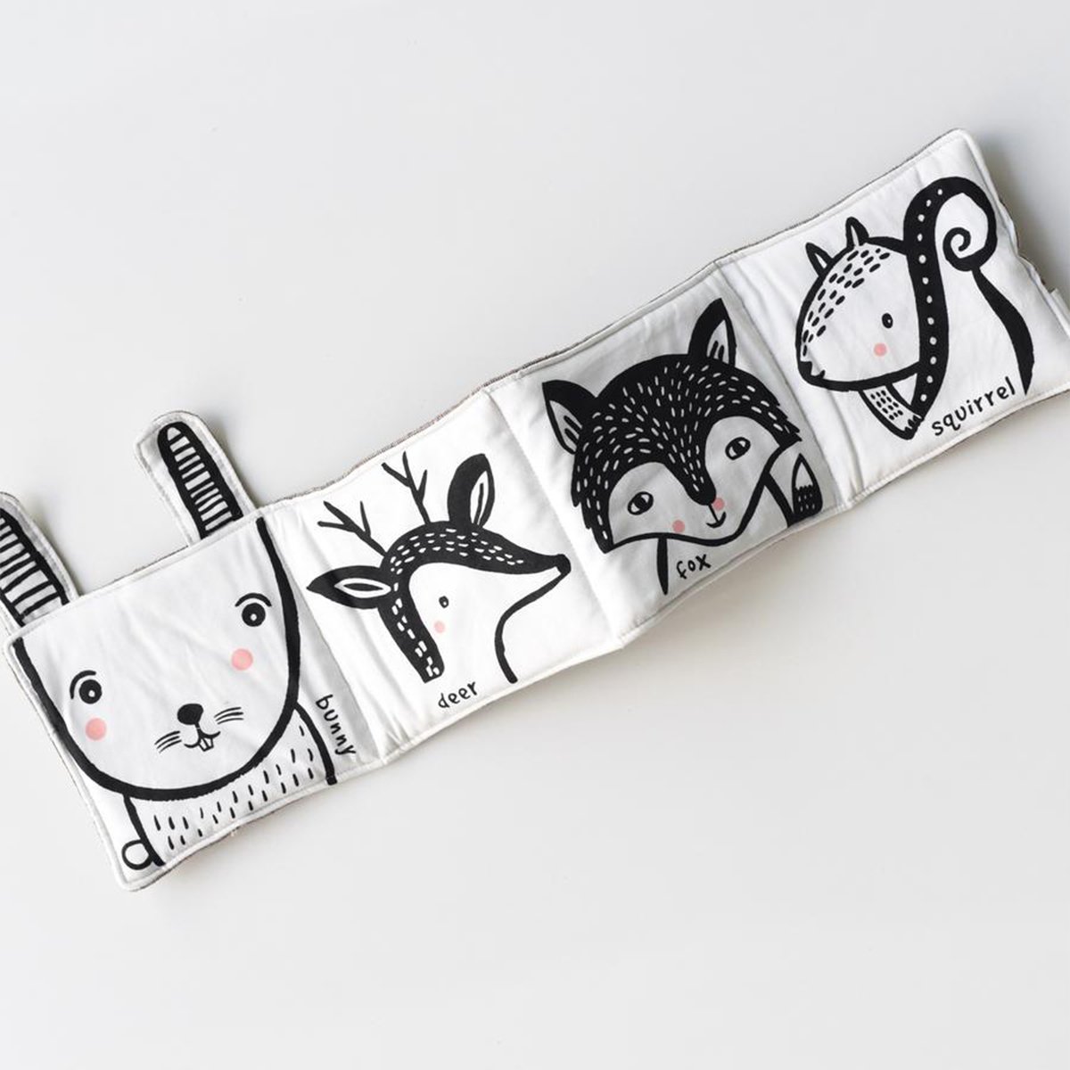 Livre d'Éveil Noir & Blanc Wee Gallery - Accordéon en Tissu Bio | Stimule la Vision Bébé - Jouet Sensoriel