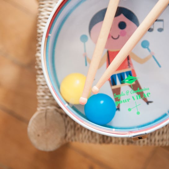 Tambour Ingela Arrhenius Vilac - Percussion colorée avec sangle - En métal & bois