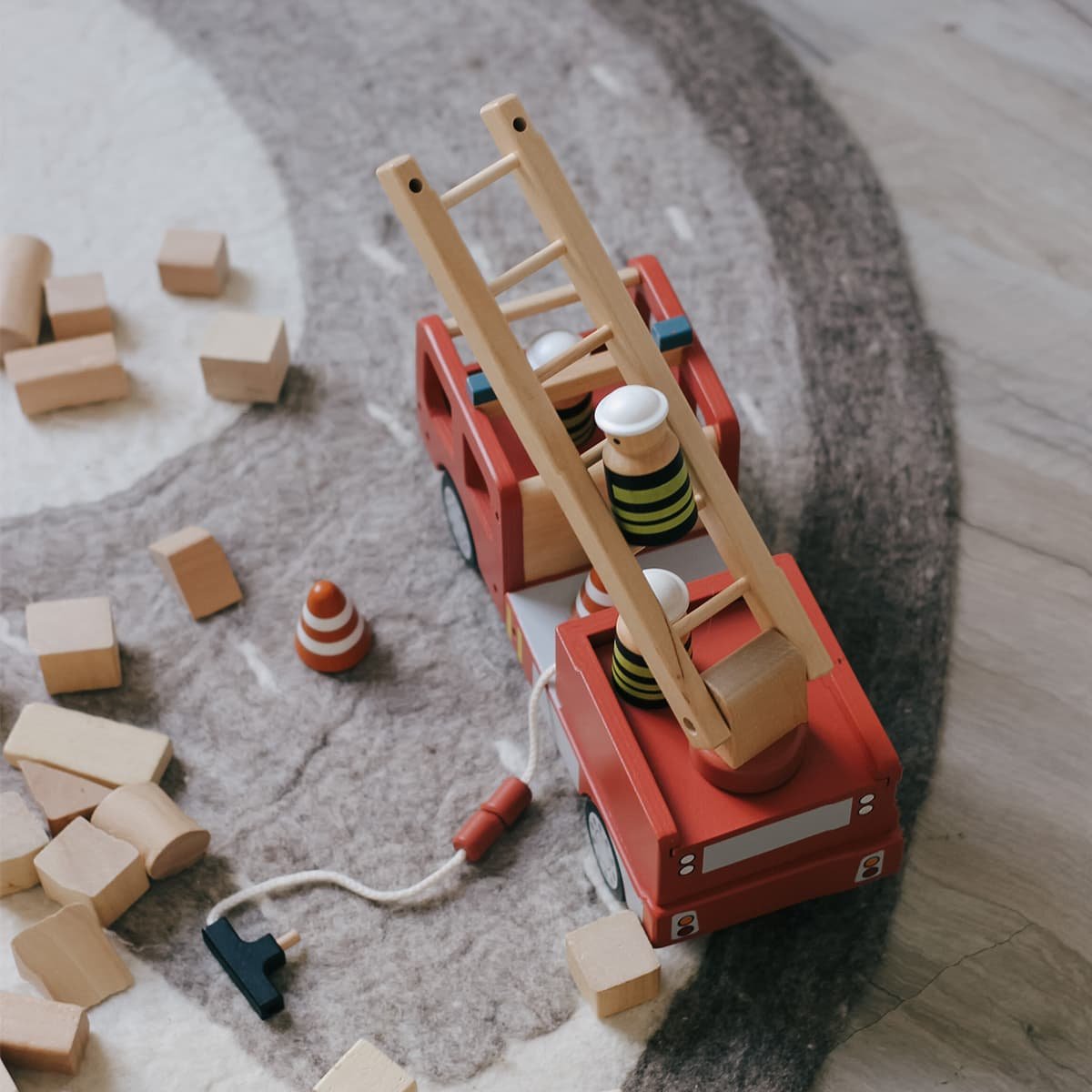 Camion de Pompiers en Bois Kids Concept - Jouet Éducatif | Échelle Pivotante, Cônes & Accessoires Inclus
