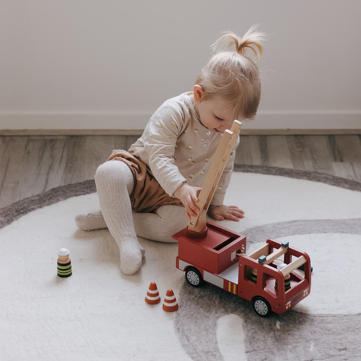 Camion de Pompiers en Bois Kids Concept - Jouet Éducatif  Échelle Pivotante, Cônes & Accessoires Inclus - Bois (Kids Concept) - Image 1