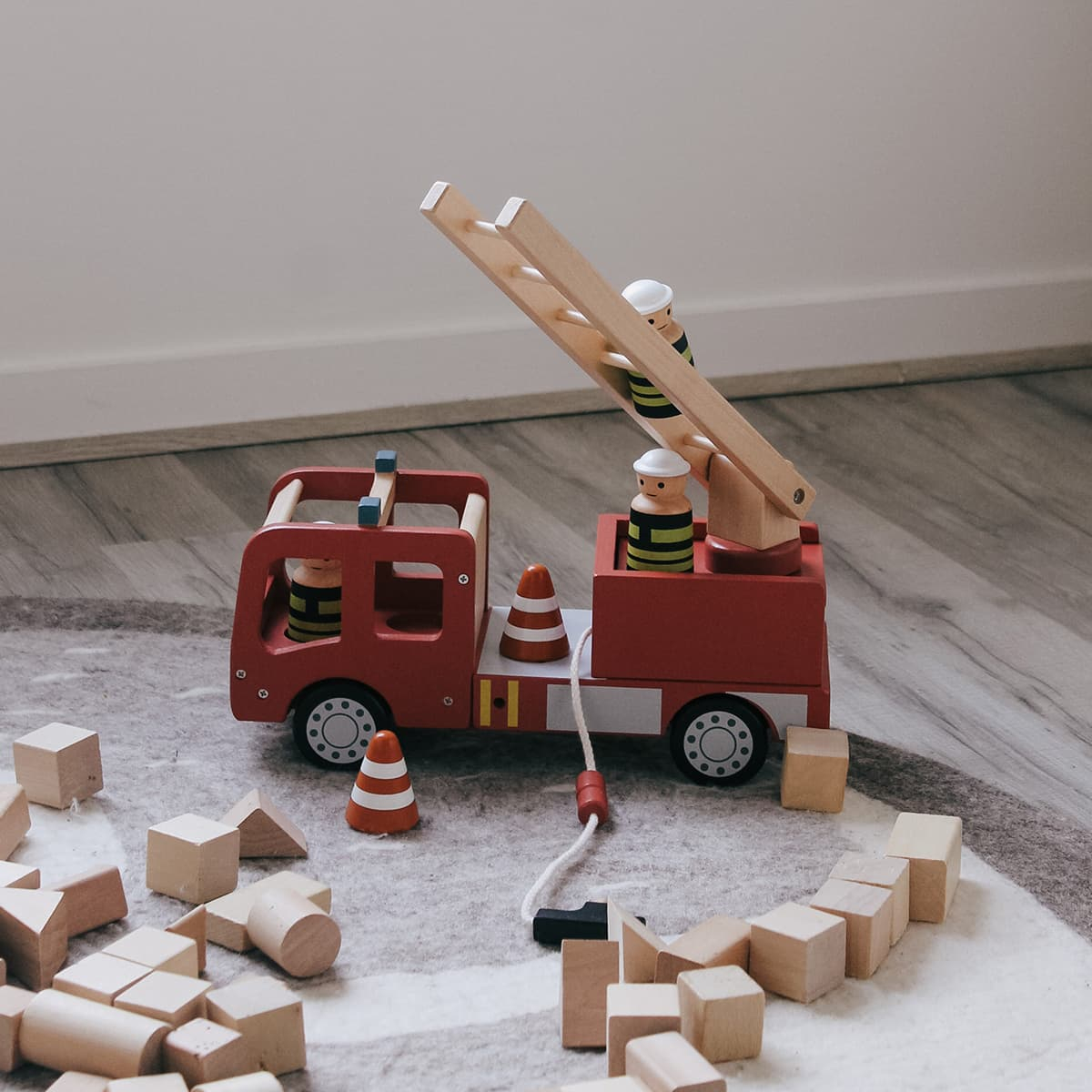 Camion de Pompiers en Bois Kids Concept - Jouet Éducatif  Échelle Pivotante, Cônes & Accessoires Inclus - Bois (Kids Concept) - Image 3