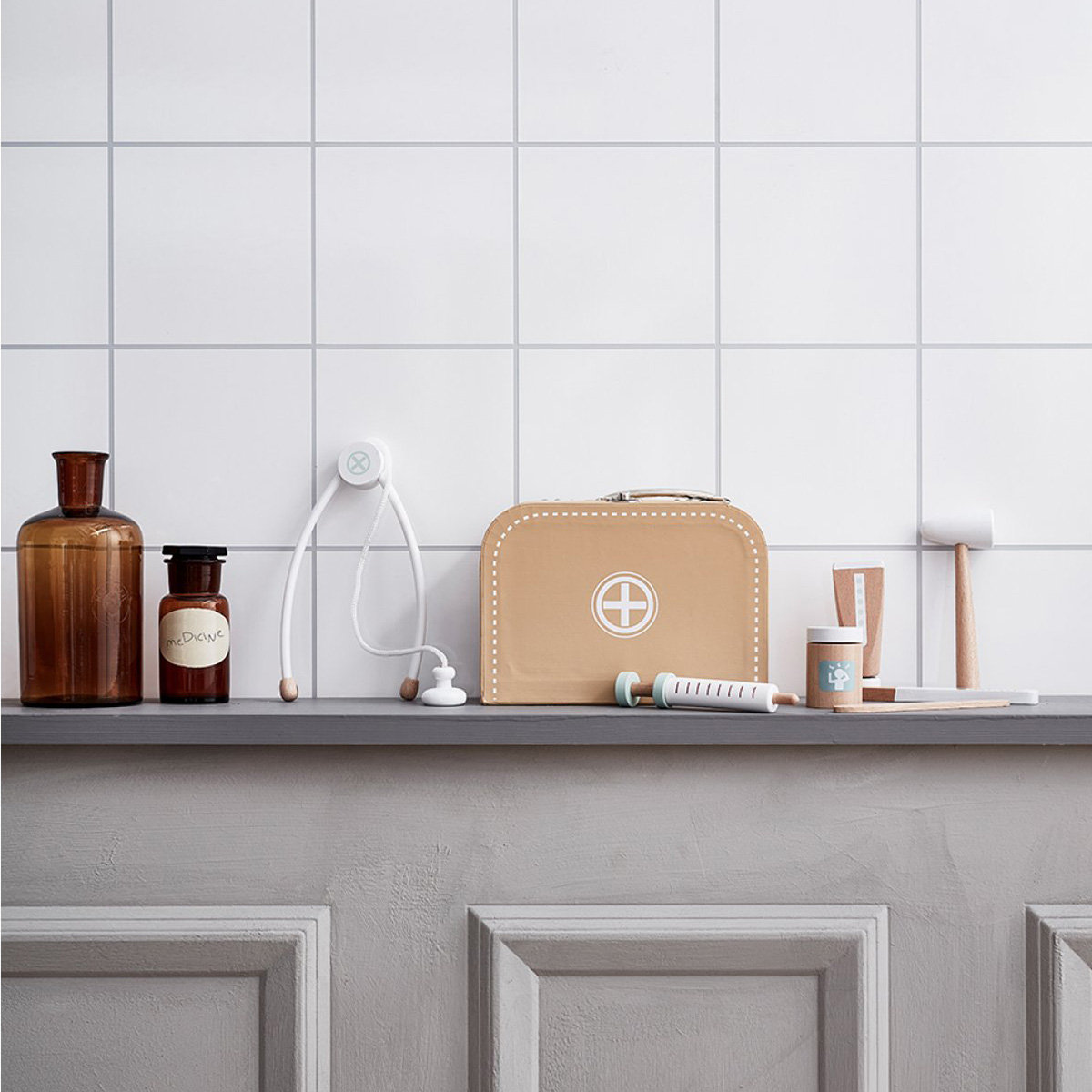 Mallette de Docteur Kids Concept - Jeu d'Imitation en Bois  7 Accessoires Inclus - Stéthoscope, Thermomètre - Blanc - Bois (Kids Concept) - Image 2