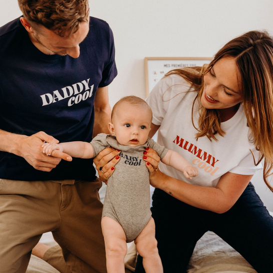 Body Baby cool Affaire de famille – Body bébé en coton bio, packaging cassette VHS rétro, ultra stylé et confortable