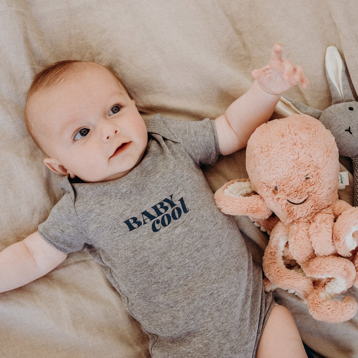Body Baby cool Affaire de famille – Body bébé en coton bio, packaging cassette VHS rétro, ultra stylé et confortable