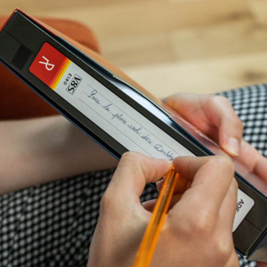 Body Baby cool Affaire de famille – Body bébé en coton bio, packaging cassette VHS rétro, ultra stylé et confortable