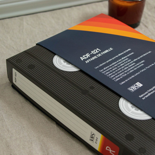 Body Baby cool Affaire de famille – Body bébé en coton bio, packaging cassette VHS rétro, ultra stylé et confortable