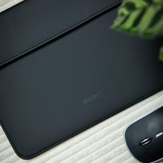 Housse d’ordinateur Rains – Rains, housse imperméable à rabat aimanté pour ordi 13-15 pouces, intérieur doublé en polaire