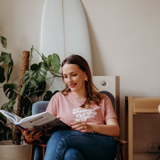 T-shirt Funky Mum Rose Affaire de famille – Coton Bio, Style Rétro et Packaging VHS, Look Fun des 80’s