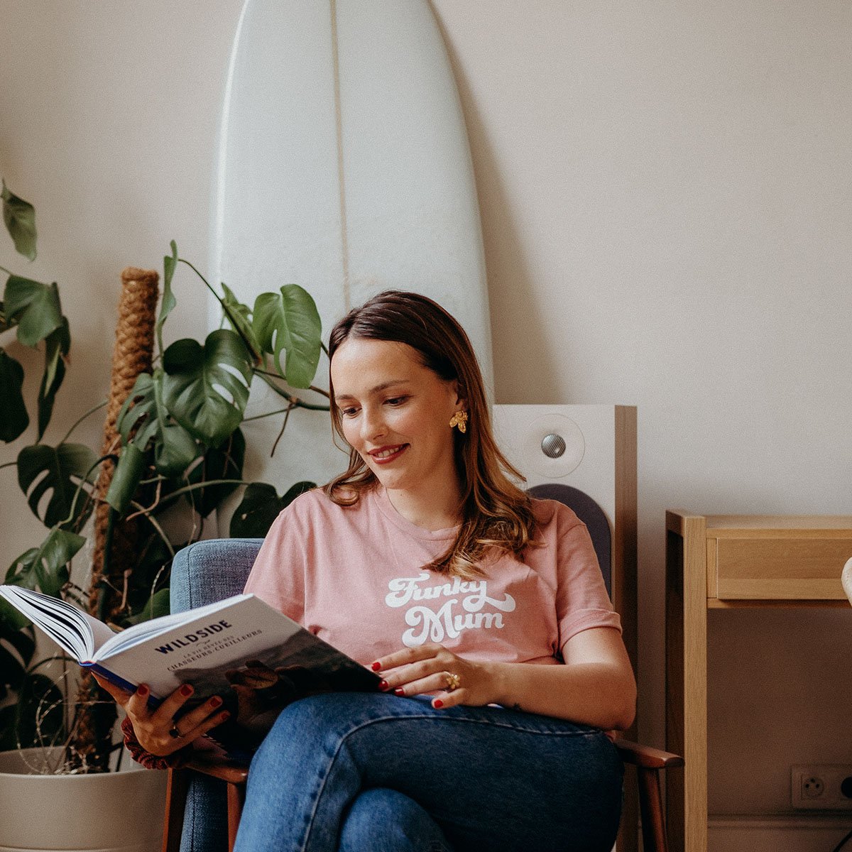 T-shirt Funky Mum Rose Affaire de famille – Coton Bio, Style Rétro et Packaging VHS, Look Fun des 80’s