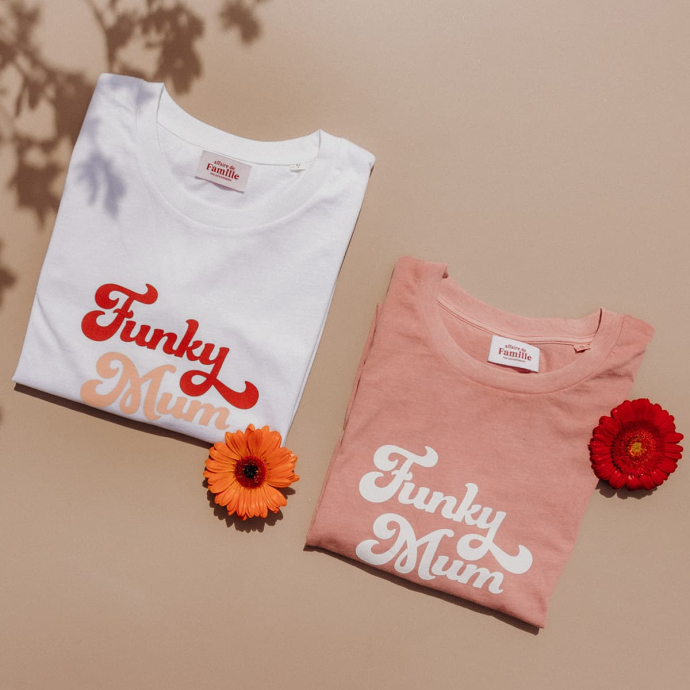 T-shirt Funky Mum Rose Affaire de famille – Coton Bio, Style Rétro et Packaging VHS, Look Fun des 80’s