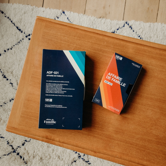 T-shirt Funky Mum Rose Affaire de famille – Coton Bio, Style Rétro et Packaging VHS, Look Fun des 80’s