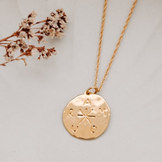 Collier amour – Affaire de Famille, collier en laiton doré à l’or fin avec pendentif gravé ‘AMOUR’ en runes, design symbolique