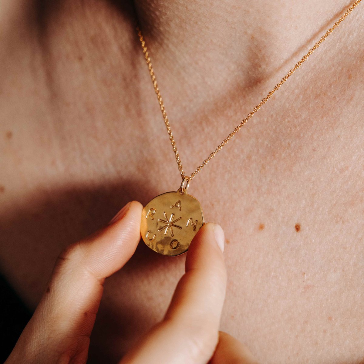 Collier amour – Affaire de Famille, collier en laiton doré à l’or fin avec pendentif gravé ‘AMOUR’ en runes, design symbolique