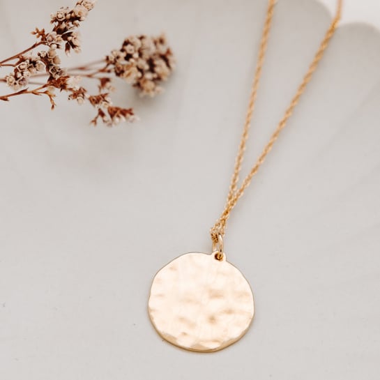 Collier amour – Affaire de Famille, collier en laiton doré à l’or fin avec pendentif gravé ‘AMOUR’ en runes, design symbolique