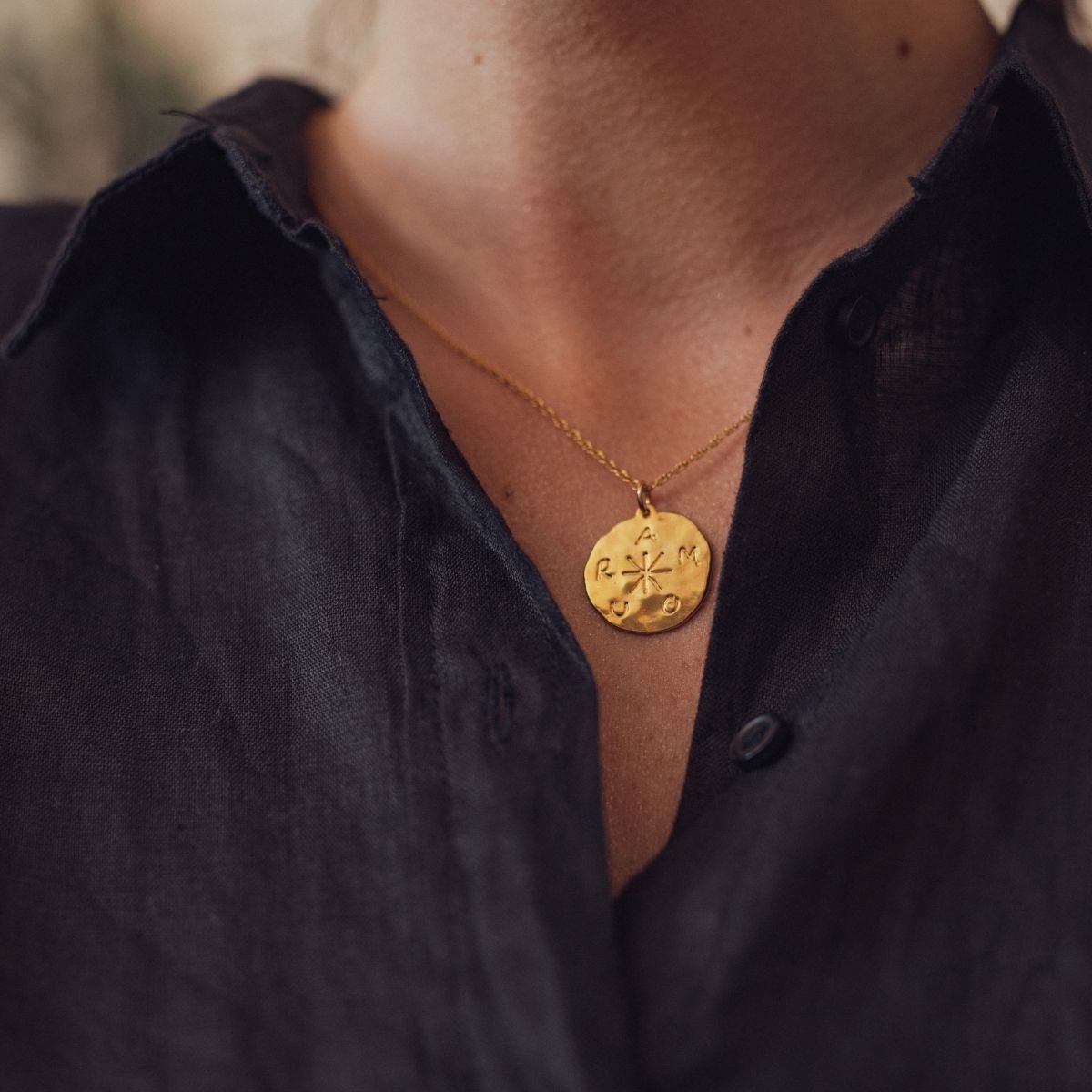 Collier amour – Affaire de Famille, collier en laiton doré à l’or fin avec pendentif gravé ‘AMOUR’ en runes, design symbolique