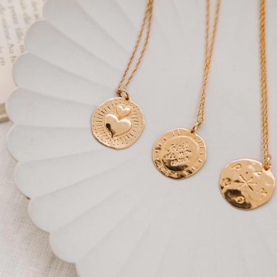 Collier amour – Affaire de Famille, collier en laiton doré à l’or fin avec pendentif gravé ‘AMOUR’ en runes, design symbolique