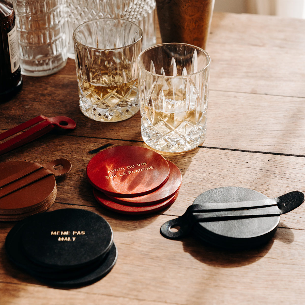 Dessous de verres en cuir Okuri – Set de 4, cuir au tannage végétal, message doré gravé – Fabriqué en France