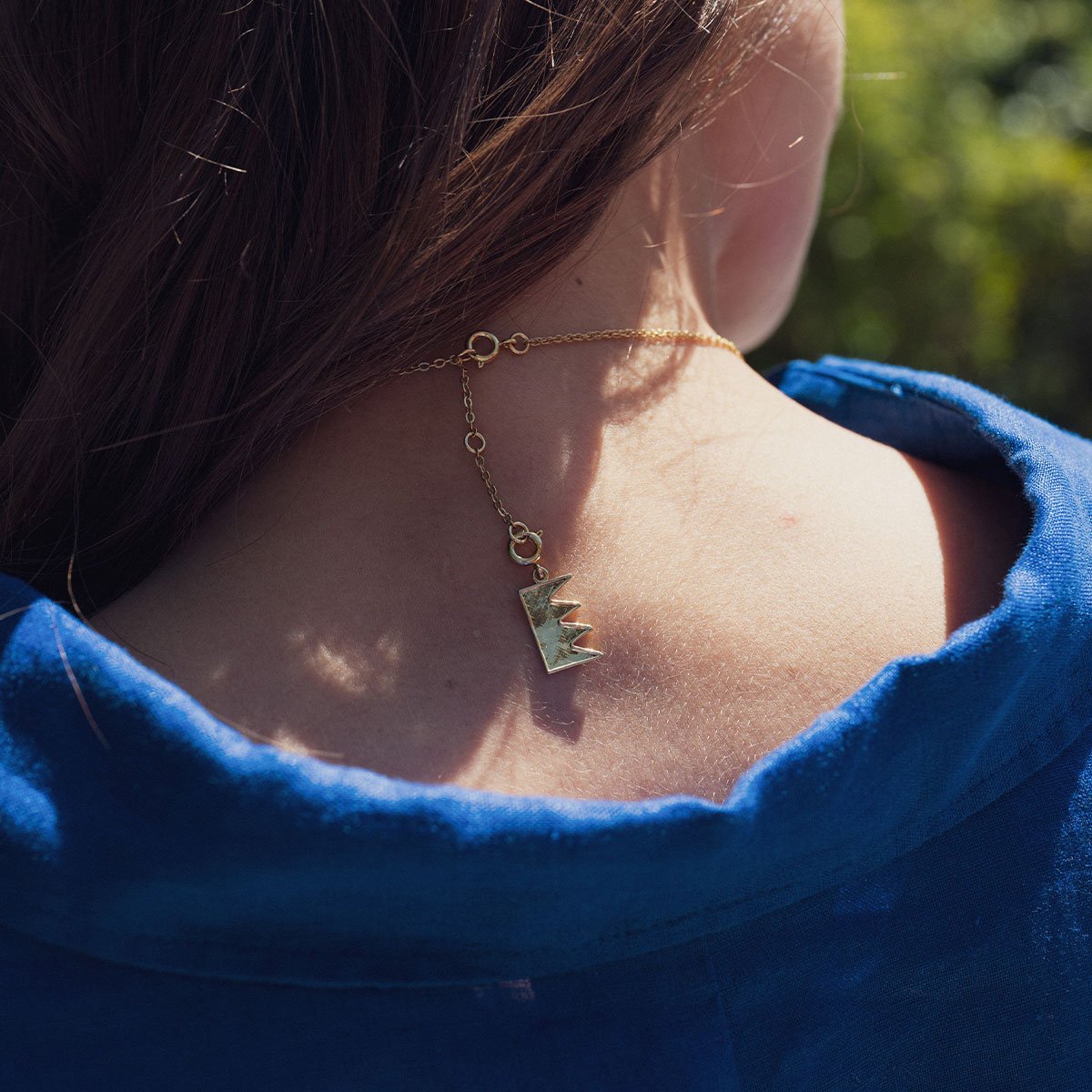 Collier amour – Affaire de Famille, collier en laiton doré à l’or fin avec pendentif gravé ‘AMOUR’ en runes, design symbolique