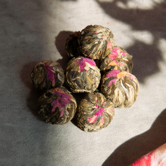 Fleurs de thé La.br – Coffret 8 fleurs de thé vert tressées à infuser – Thé artisanal & spectacle visuel