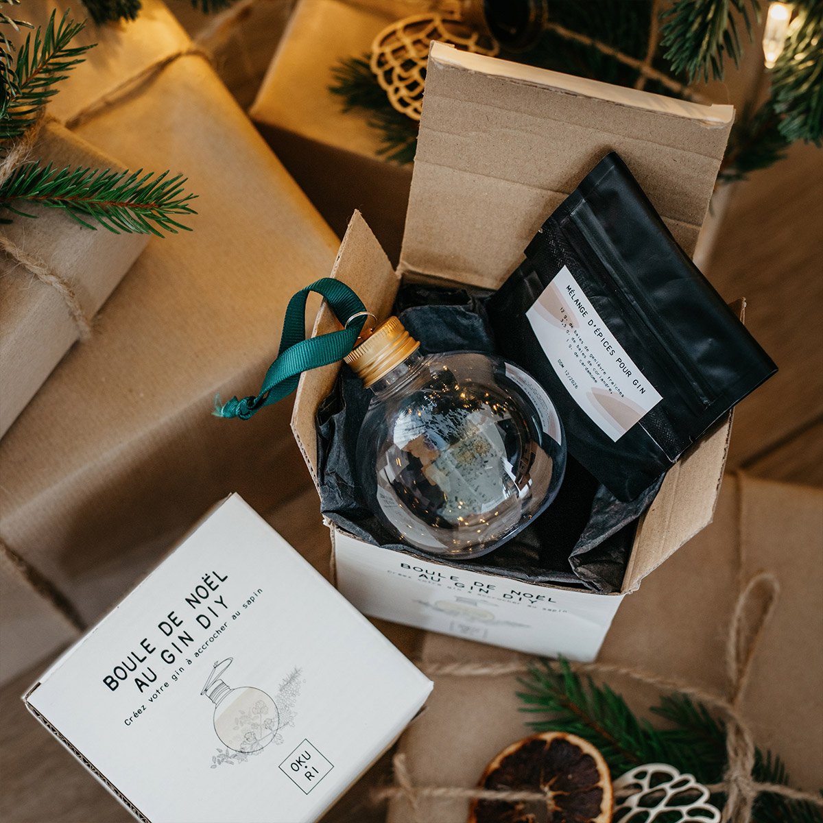 Boule de Noël au Gin DIY Okuri – Coffret kit créatif pour fabriquer gin festif dans une boule, original pour le sapin