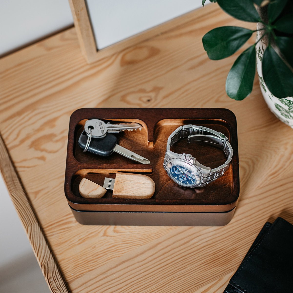 Vide-poche magnétique – Mordéco, vide-poche en bois de hêtre et aluminium avec plateau rotatif, design minimal chic