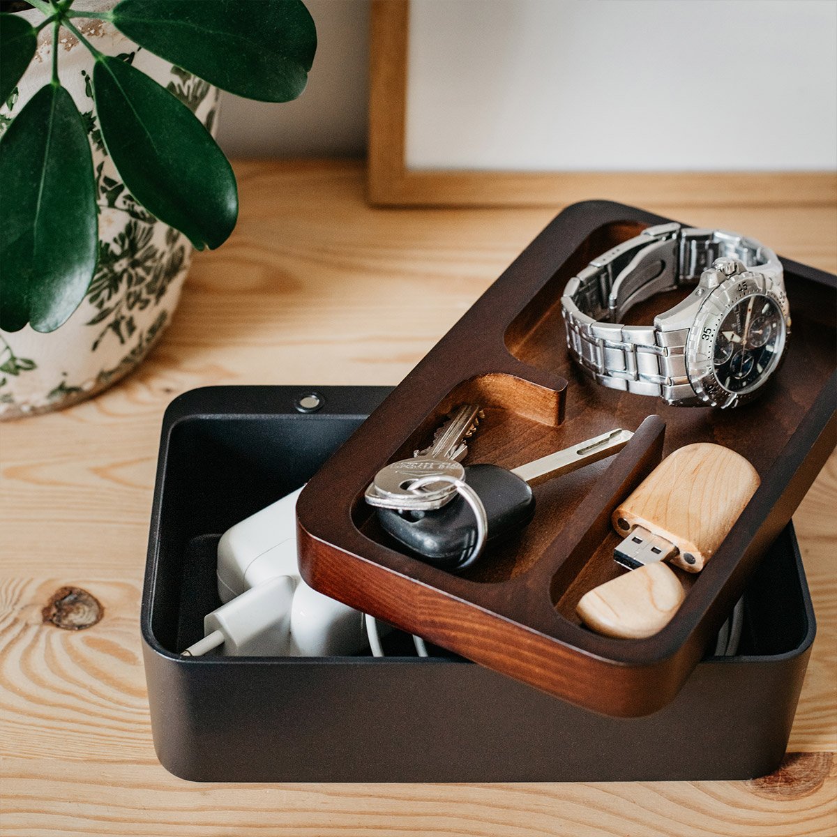 Vide-poche magnétique – Mordéco, vide-poche en bois de hêtre et aluminium avec plateau rotatif, design minimal chic