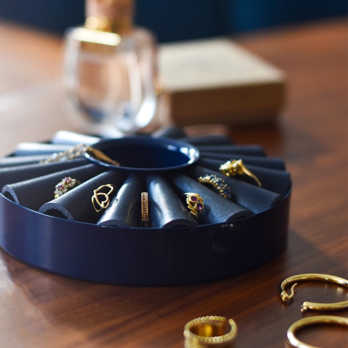 Présentoir bagues UNIQKA – Support en cuir tanné végétal & acier, design floral, rangement bijoux fait main