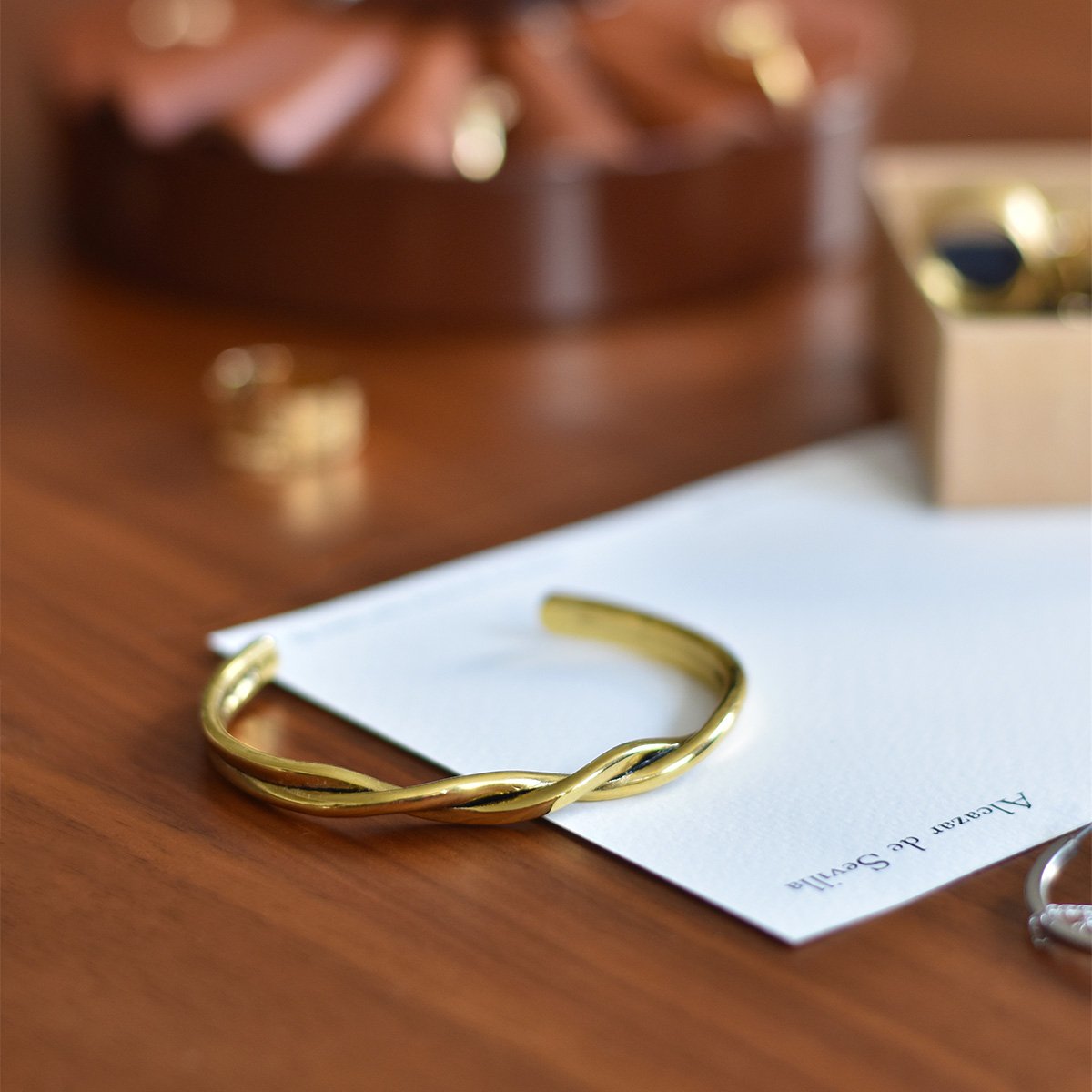 Jonc torsadé Épilogue – Bijou en laiton doré/plaque, design élégant inspiré de l'intemporalité parisienne, fabriqué en Europe