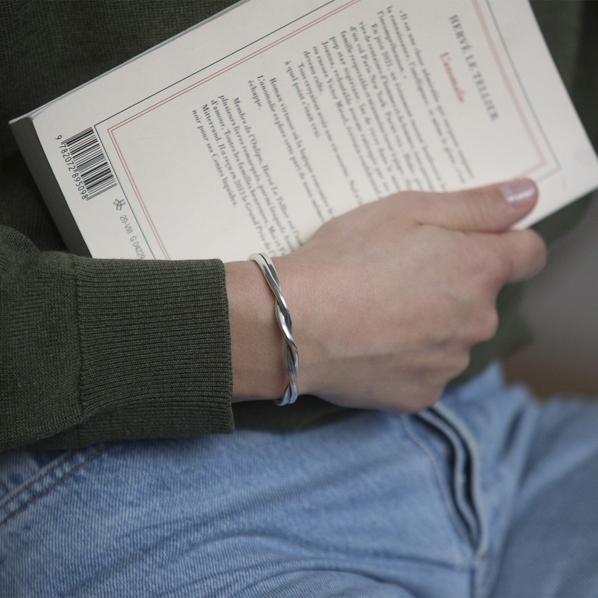 Jonc torsadé Épilogue – Bijou en laiton doré/plaque, design élégant inspiré de l'intemporalité parisienne, fabriqué en Europe